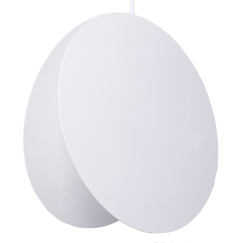 Lampa wisząca Pills 33 w kolorze białym, z podwójnym, okrągłym kloszem. Ułożona w pionie, zawieszona na cienkim kablu. Wyposażona w gniazdo GU10. Prosta, nowoczesna forma idealna do minimalistycznych wnętrz.