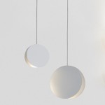 Lampa wisząca Pills 23 w kolorze białym z dwiema okrągłymi obudowami, zawieszona na cienkich linkach. Żródło światła GU10 w górnej części lampy tworzy subtelne oświetlenie. Prosta, nowoczesna forma pasująca do różnych aranżacji wnętrz.