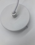 Biała lampa wisząca Pills 23 z jednym gniazdem GU10. Widok z góry na okrągłą podstawę z matowego materiału, z widocznym przewodem i mocowaniem. Prosta, minimalistyczna forma, idealna do nowoczesnych wnętrz.