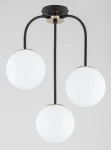 Lampa sufitowa Gamma z trzema kulistymi kloszami w białym kolorze, zawieszona na czarnych metalowych ramionach. Elementy złote przy mocowaniu. Ujęcie frontalne, pokazujące całą konstrukcję w minimalistycznym stylu.