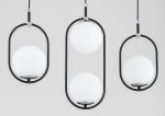 Lampa wisząca Amaro z czterema oprawami E14 w kolorze czarnym i chromowanym. Okrągłe, białe klosze zawieszone w metalowych ramkach, w różnych wysokościach. Produkt zawieszony na cienkich przewodach, na jasnym tle.