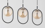 Lampa wisząca Amaro 3xE14 w kolorze czarnym i złotym. Posiada trzy szklane klosze w kształcie kul, zawieszone na czarnych metalowych obręczach. Ujęcie frontalne, klosze w przezroczystym odcieniu złota, z widocznymi oprawkami.