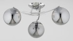 Lampa sufitowa Savi z trzema oprawami E14 w chromowanej obudowie. Szklane klosze w kolorze ciemnego srebra, okrągłe, umieszczone na metalowych ramionach. Ujęcie z przodu, pokazujące detal designu i połyskujące wykończenie.