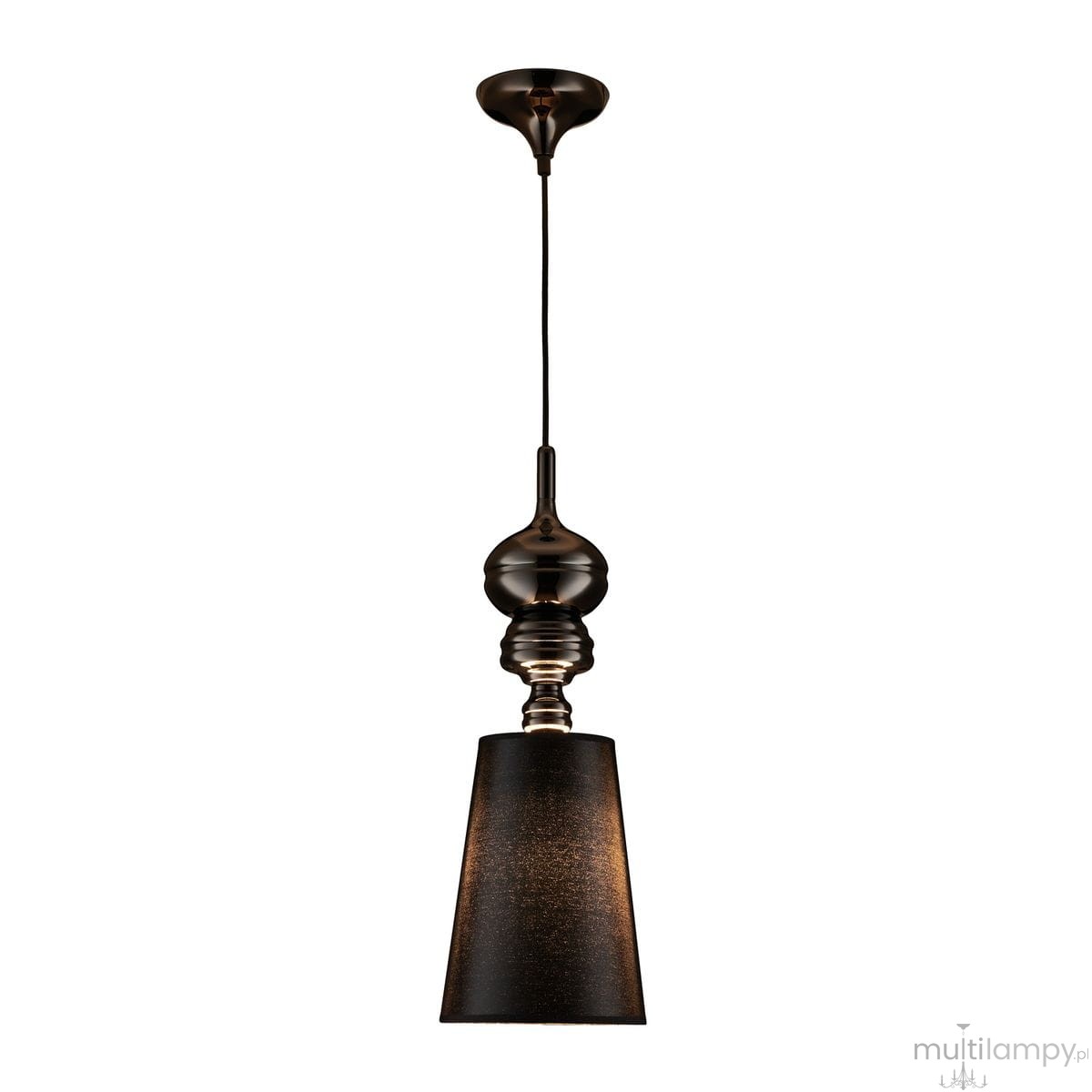 Czarna lampa wisząca Queen D18 z oprawą na jedną żarówkę E27, zawieszona na długim przewodzie. Klasyczny kształt z metalowym wykończeniem i tekstylnym kloszem w formie stożka. Prosta, elegancka forma na jednolitym tle.