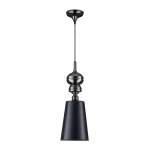 Czarna lampa wisząca Queen D18 z oprawą na jedną żarówkę E27. Posiada elegancki, stożkowy klosz oraz dekoracyjny uchwyt. Zawieszona na cienkim przewodzie, idealna do nowoczesnych wnętrz. Tło białe, co podkreśla jej formę.