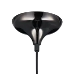 Lampa wisząca Queen D18 w kolorze czarnym, wykonana z błyszczącego metalu. Ujęcie z dołu, ukazujące stożkowy kształt klosza oraz przewód. Przeznaczona na żarówkę E27. Tło białe, co podkreśla elegancki design produktu.
