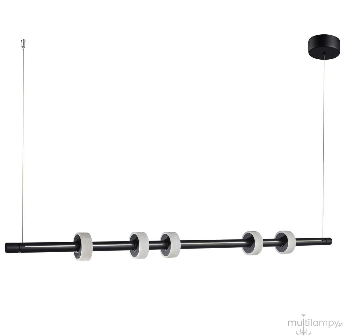 Lampa wisząca Ringo w kolorze czarnym z metalowym stelażem, z pięcioma betonowymi elementami w kształcie pierścieni. Ujęcie frontalne, zawieszona na cienkim przewodzie. Idealna do nowoczesnych wnętrz. Wbudowane źródło światła LED o mocy 18W.