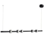 Lampa wisząca Ringo w kolorze czarnym z metalowym stelażem, z pięcioma betonowymi elementami w kształcie pierścieni. Ujęcie frontalne, zawieszona na cienkim przewodzie. Idealna do nowoczesnych wnętrz. Wbudowane źródło światła LED o mocy 18W.