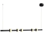 Lampa wisząca Ringo w kolorze czarnym z jednym źródłem światła LED 18W. Posiada prostą, długą konstrukcję z dekoracyjnymi pierścieniami w jasnym kolorze. Ułożona poziomo, zawieszona na cienkim przewodzie. Idealna do nowoczesnych wnętrz.