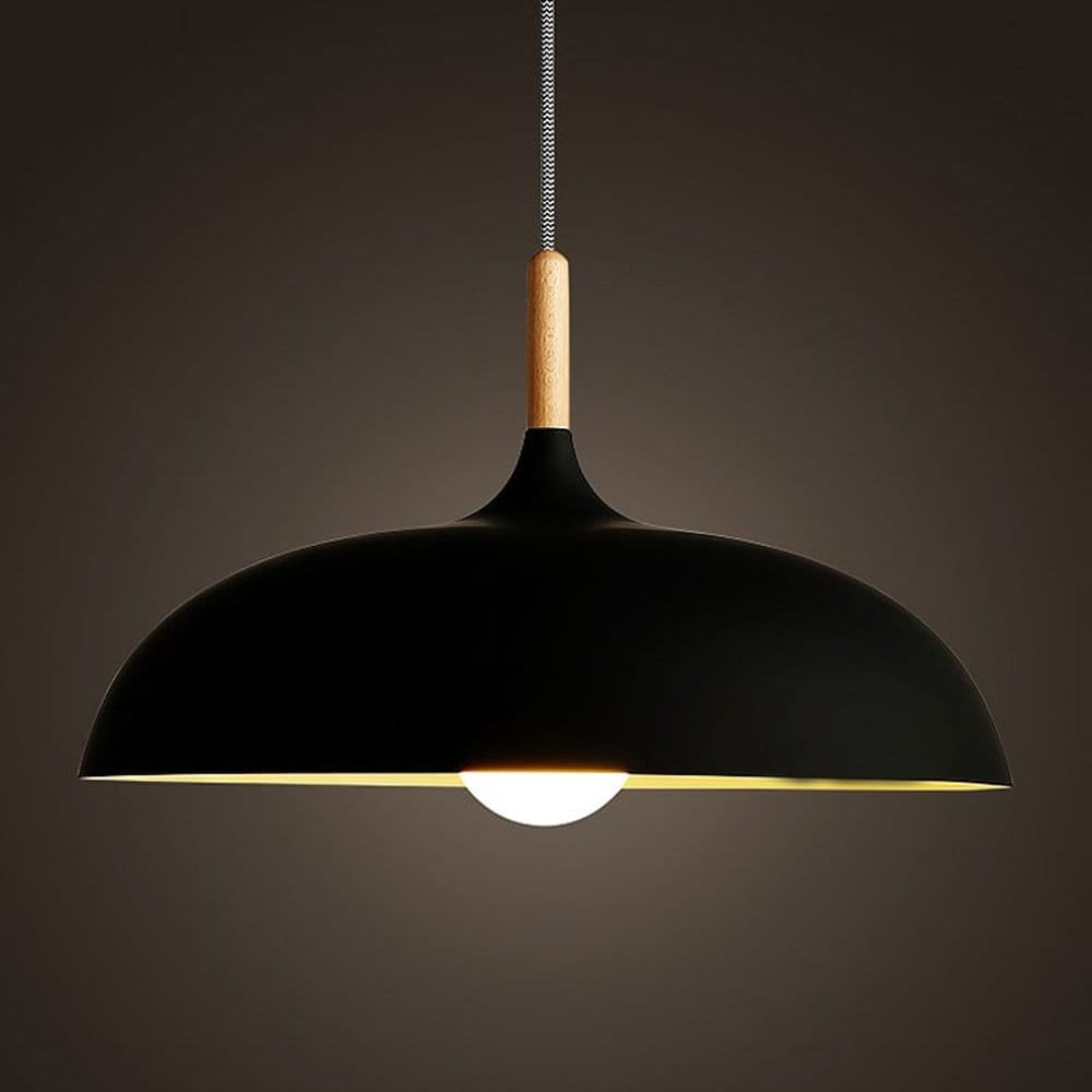 Lampa wisząca Saucer w kolorze czarnym z kloszem w kształcie półkuli, zawieszona na tekstylnym przewodzie. Górna część z drewna, a wewnątrz widoczna okrągła żarówka, emitująca ciepłe światło. Idealna do nowoczesnych wnętrz.