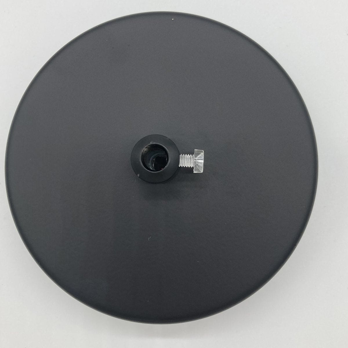 Czarna lampa wisząca Saucer z mocowaniem E27, widok z góry. Okrągła, matowa podstawa z metalowym otworem na żarówkę oraz śrubą mocującą. Prosta, minimalistyczna konstrukcja, idealna do nowoczesnych wnętrz.