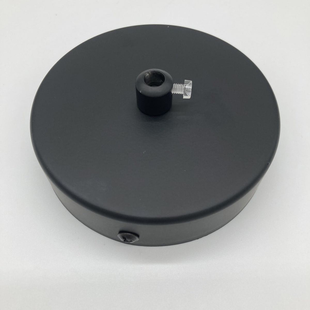 Czarna lampa wisząca Saucer z gniazdem E27, okrągła podstawka z matowej stali, widoczny otwór montażowy oraz gwint. Produkt leżący na białym tle, z wyraźnym detalem mocowania.