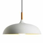 Lampa wisząca Saucer w kolorze białym z oprawą E27. Okrągły klosz z matowego materiału, z drewnianym uchwytem i widoczną żarówką, zawieszona na czarnym kablu. Idealna do nowoczesnych wnętrz.