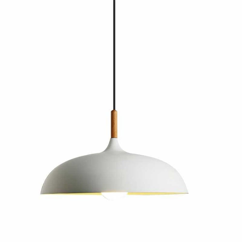 Lampa wisząca Saucer 1xE27 w kolorze białym z drewnianym uchwytem. Posiada okrągły, lekko zaokrąglony klosz z matowego materiału oraz czarny przewód. Widoczna żarówka w dolnej części klosza.