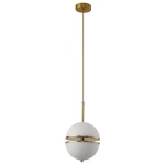 Lampa wisząca Sfera z dwoma źródłami LED, o mocy 12W, w złotej oprawie. Posiada okrągły klosz z matowego szkła, zawieszona na cienkim przewodzie. Kąt ujęcia: frontalny, produkt w pozycji wiszącej na białym tle.