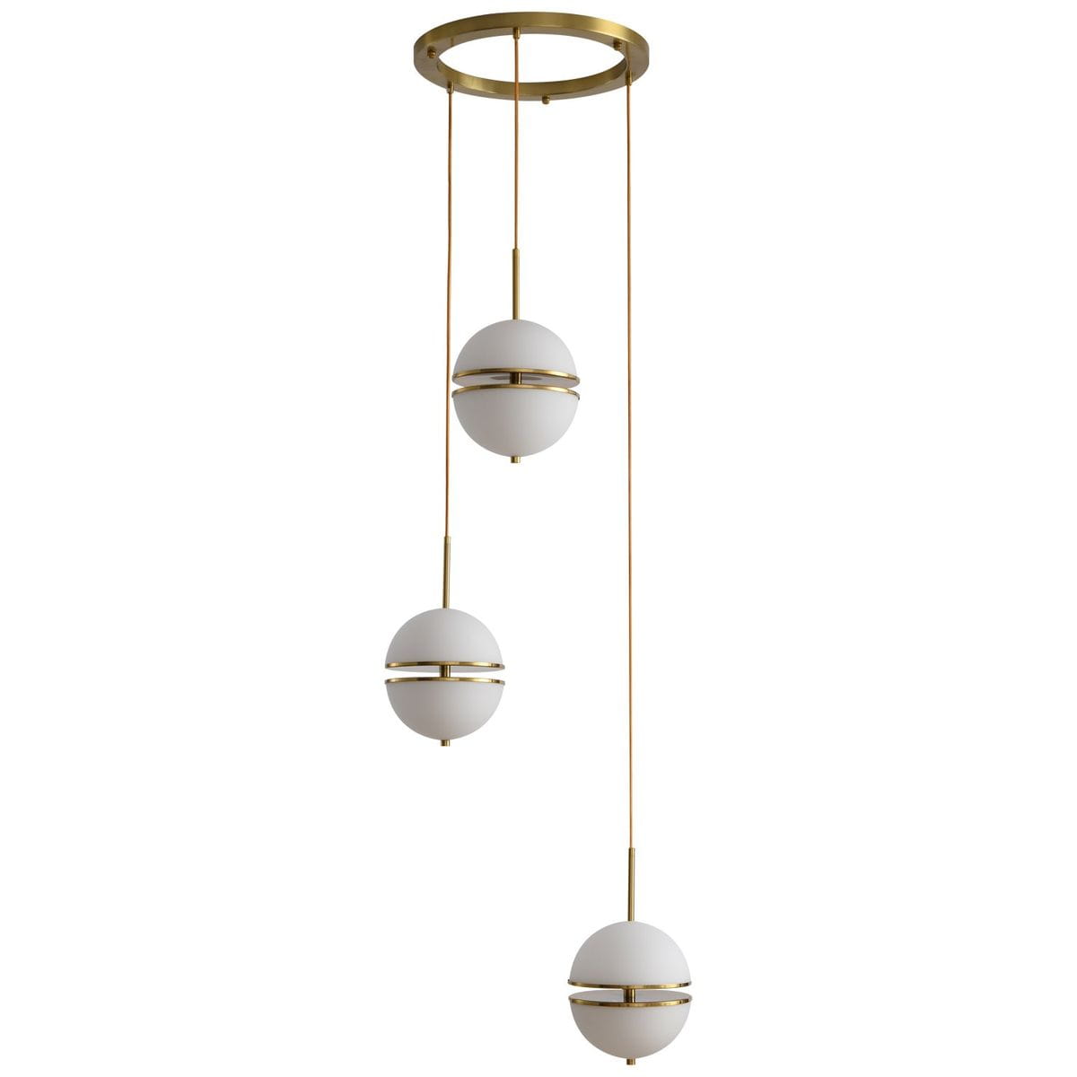 Lampa wisząca Sfera z trzema kulistymi kloszami w białym kolorze, z metalowymi złotymi detalami. Uchwyt sufitowy okrągły, kable w kolorze złotym. Lampa przeznaczona do oświetlenia wnętrz, montowana na suficie.