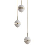 Lampa wisząca Sfera z trzema kulistymi kloszami w białym kolorze, z złotymi akcentami. Klosze zawieszone na cienkich, złotych linkach. Prosty, nowoczesny design idealny do różnych wnętrz.