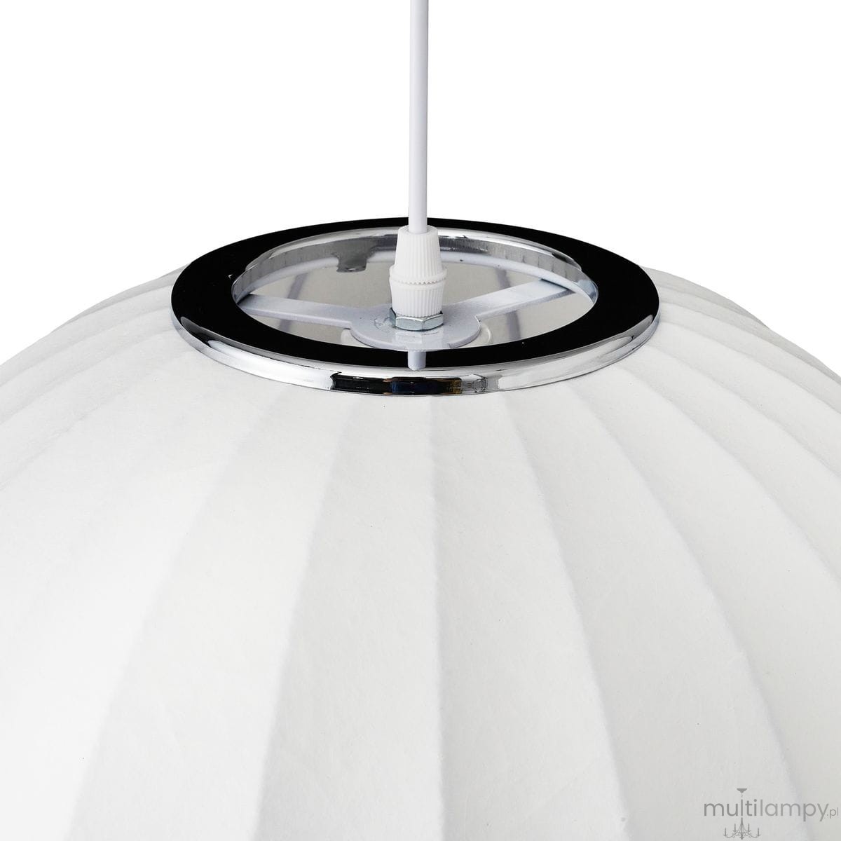 Biała lampa wisząca Silk D30 z kloszem w formie kulistej, z delikatnymi wypustkami. U góry znajduje się chromowany element mocujący i miejsce na żarówkę E27. Lampa zawieszona na białym przewodzie, idealna do nowoczesnych wnętrz.