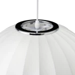 Biała lampa wisząca Silk D30 z kloszem w formie kulistej, z delikatnymi wypustkami. U góry znajduje się chromowany element mocujący i miejsce na żarówkę E27. Lampa zawieszona na białym przewodzie, idealna do nowoczesnych wnętrz.