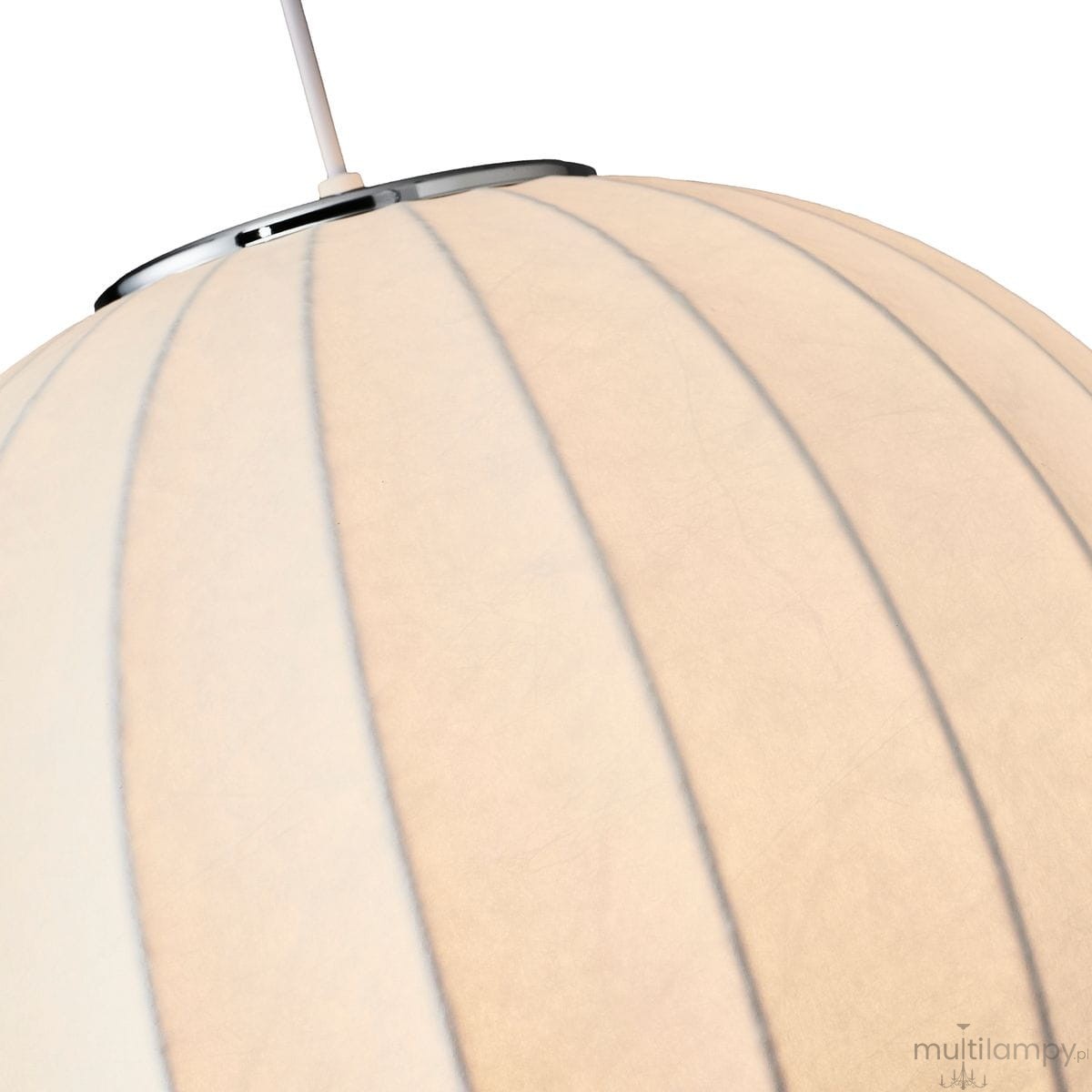 Lampa wisząca Silk D30 w kolorze białym z kloszem w formie dużej, okrągłej kopuły, z delikatnymi, poziomymi paskami. Ujęcie z góry, z metalowym elementem mocującym. Idealna do nowoczesnych wnętrz.