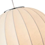 Lampa wisząca Silk D30 w kolorze białym z kloszem w formie dużej, okrągłej kopuły, z delikatnymi, poziomymi paskami. Ujęcie z góry, z metalowym elementem mocującym. Idealna do nowoczesnych wnętrz.