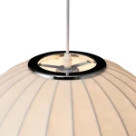 Lampa wisząca Silk D30 z białym kloszem w formie półkuli, z widocznym elementem montażowym w chromowanej oprawie. Ujęcie z góry, pokazujące detal mocowania i przewód elektryczny. Klosz z delikatnymi liniami tekstury.