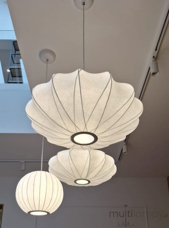 Lampa wisząca Silk D30 w kolorze białym, z trzema kloszami o falistym kształcie oraz metalowymi detalami. Ujęcie z dołu, pokazujące zawieszenie na cienkim kablu w nowoczesnym wnętrzu. Idealna do oświetlenia przestrzeni.