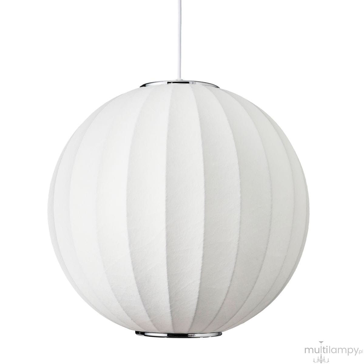 Lampa wisząca Silk D40 w kształcie kulistym, w kolorze białym, wykonana z materiału tekstylnego z delikatnym żebrowaniem. Zamocowana na chromowanej podstawie, zawieszona na białym przewodzie. Idealna do nowoczesnych wnętrz.
