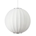Lampa wisząca Silk D40 w kształcie kulistym, w kolorze białym, wykonana z materiału tekstylnego z delikatnym żebrowaniem. Zamocowana na chromowanej podstawie, zawieszona na białym przewodzie. Idealna do nowoczesnych wnętrz.
