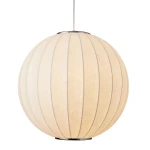 Biała lampa wisząca Silk D40 z oprawą na żarówkę E27, w kształcie okrągłej kulki. Posiada delikatne, pionowe paski oraz metalową podstawę. Zawieszona na cienkim przewodzie, prezentuje się w minimalistycznym stylu na białym tle.