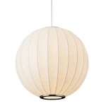 Lampa wisząca Silk D40 w kolorze białym, wykonana z materiału w formie okrągłej, z delikatnymi pionowymi liniami. Ujęcie z przodu, zawieszona na cienkim przewodzie, z metalowym obręczowym elementem na dole. E27, idealna do nowoczesnych wnętrz.