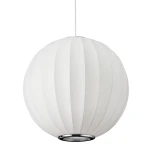 Lampa wisząca Silk D40 w kolorze białym z jednym gniazdem E27. Okrągły kształt z pionowymi żłobieniami, wykonana z materiału, zawieszona na białym przewodzie, z metalowym detalem u dołu. Idealna do nowoczesnych wnętrz.