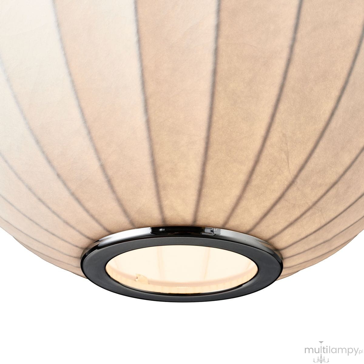 Lampa wisząca Silk D40 w kolorze białym, o okrągłym kształcie z delikatnymi, poziomymi paskami. Metalowa obręcz w kolorze czarnym wokół klosza, z widocznym miejscem na żarówkę E27. Ujęcie z dołu, pokazujące detale konstrukcji.