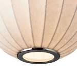 Lampa wisząca Silk D40 w kolorze białym, o okrągłym kształcie z delikatnymi, poziomymi paskami. Metalowa obręcz w kolorze czarnym wokół klosza, z widocznym miejscem na żarówkę E27. Ujęcie z dołu, pokazujące detale konstrukcji.