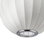Lampa wisząca Silk D40 w kolorze białym z kloszem o teksturowanej powierzchni w formie kuli, z metalowym pierścieniem na dole. Widok zbliżony, ukazujący detale klosza i mocowania. Przeznaczona do żarówki E27.