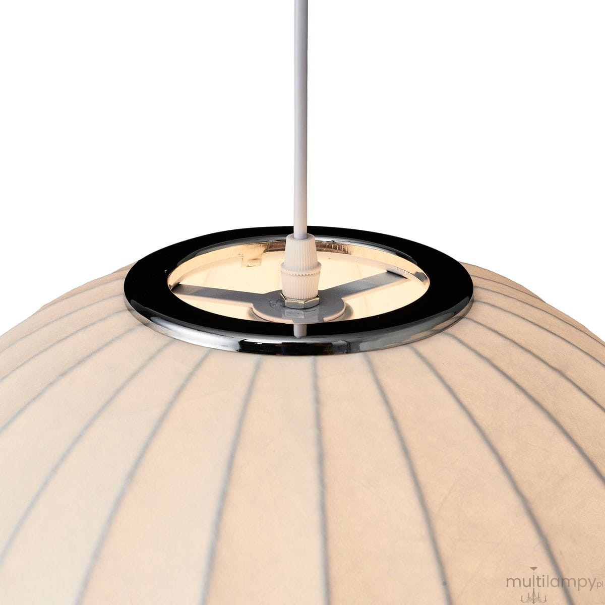 Biała lampa wisząca Silk D40 z kloszem w pionowe prążki, zawieszona na białym przewodzie. Górna część z metalowym, błyszczącym wykończeniem. Otwór na żarówkę E27 widoczny w centralnej części.