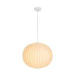 Lampa wisząca Silk D50 w białym kolorze, z oprawą na żarówkę E27. Okrągły klosz z teksturą w pionowe paski, zawieszony na cienkim przewodzie. Prosta konstrukcja, idealna do nowoczesnych wnętrz.