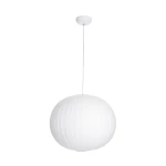 Lampa wisząca Silk D50 w białym kolorze z jednym gniazdem E27, o zaokrąglonym kształcie i teksturowanej powierzchni. Zawieszona na białym przewodzie, z plafonem sufitowym w tym samym kolorze.