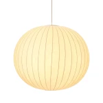 Lampa wisząca Silk D60 w kształcie kuli, wykonana z białego materiału, z delikatnym, pionowym wzorem. Zawieszona na cienkim przewodzie, przeznaczona do jednej żarówki E27. Tło proste, białe, podkreślające elegancki design.