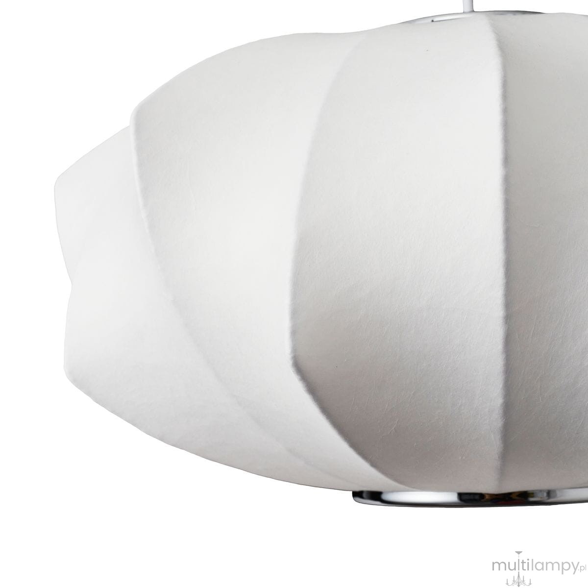 Biała lampa wisząca Silk V D45 z kloszem o teksturowanej powierzchni, w kształcie zaokrąglonej bryły z wyraźnymi przegrodami. Wyposażona w gniazdo E27. Wisi na metalowym zawieszeniu, co podkreśla nowoczesny styl.