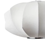 Biała lampa wisząca Silk V D45 z kloszem o teksturowanej powierzchni, w kształcie zaokrąglonej bryły z wyraźnymi przegrodami. Wyposażona w gniazdo E27. Wisi na metalowym zawieszeniu, co podkreśla nowoczesny styl.