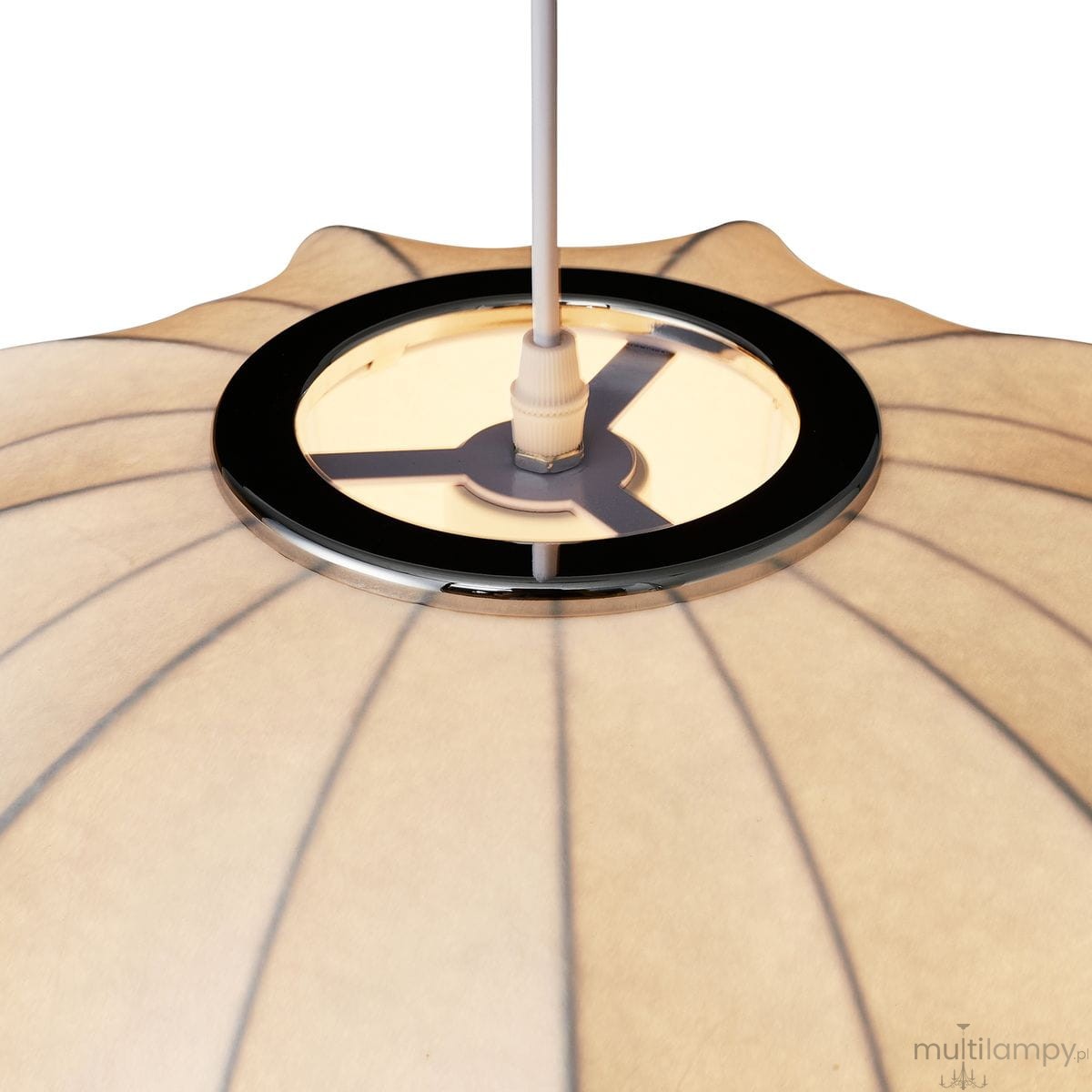 Lampa wisząca Silk V D45 w kolorze białym, z kloszem o teksturowanej powierzchni i delikatnymi liniami. Widoczny uchwyt na żarówkę E27, z chromowanym wykończeniem. Kąt ujęcia zbliżony na górną część lampy.