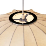 Lampa wisząca Silk V D45 w kolorze białym, z kloszem o teksturowanej powierzchni i delikatnymi liniami. Widoczny uchwyt na żarówkę E27, z chromowanym wykończeniem. Kąt ujęcia zbliżony na górną część lampy.
