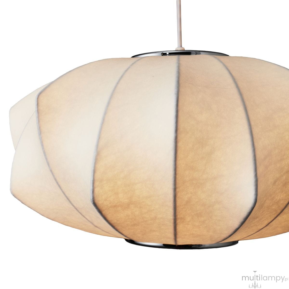 Biała lampa wisząca Silk V D45 z kloszem w kształcie lekko falujących płatków, wykonana z materiału tekstylnego, z delikatnymi szaro-czarnymi liniami. Montaż na pojedynczym uchwycie E27, zawieszona na cienkim przewodzie.