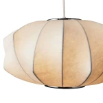 Biała lampa wisząca Silk V D45 z kloszem w kształcie lekko falujących płatków, wykonana z materiału tekstylnego, z delikatnymi szaro-czarnymi liniami. Montaż na pojedynczym uchwycie E27, zawieszona na cienkim przewodzie.