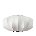 Lampa wisząca Silk V D45 w kolorze białym z kloszem o teksturowanej powierzchni, o okrągłym kształcie z wyraźnymi żłobieniami, zawieszona na białym przewodzie. Posiada miejsce na jedną żarówkę E27, metalowy element mocujący w dolnej części.