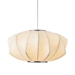 Lampa wisząca Silk V D45 z białym kloszem, wykonanym z materiału tekstylnego, o kształcie przypominającym kwiat. Posiada czarne linie dekoracyjne i metalowy uchwyt. Ujęcie z boku, podwieszona na białym przewodzie.