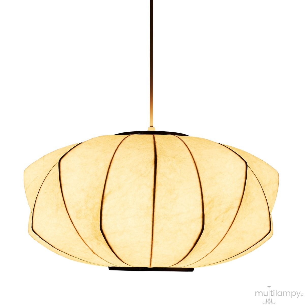 Biała lampa wisząca Silk V D45 z kloszem o kształcie przypominającym kwiat, wykonana z materiału tekstylnego. Posiada liniowe zdobienia w kolorze czarnym oraz mocowanie na żarówkę E27. Ujęcie frontalne, zawieszona na cienkim przewodzie.