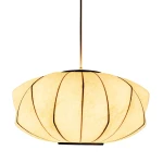 Biała lampa wisząca Silk V D45 z kloszem o kształcie przypominającym kwiat, wykonana z materiału tekstylnego. Posiada liniowe zdobienia w kolorze czarnym oraz mocowanie na żarówkę E27. Ujęcie frontalne, zawieszona na cienkim przewodzie.