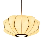 Biała lampa wisząca Silk V D45 z materiałowym kloszem w kształcie kwiatowym, z czarnymi przeszyciami. Ujęcie z dołu, zawieszona na cienkim kabelku, z okrągłym otworem na żarówkę E27. Idealna do nowoczesnych wnętrz.
